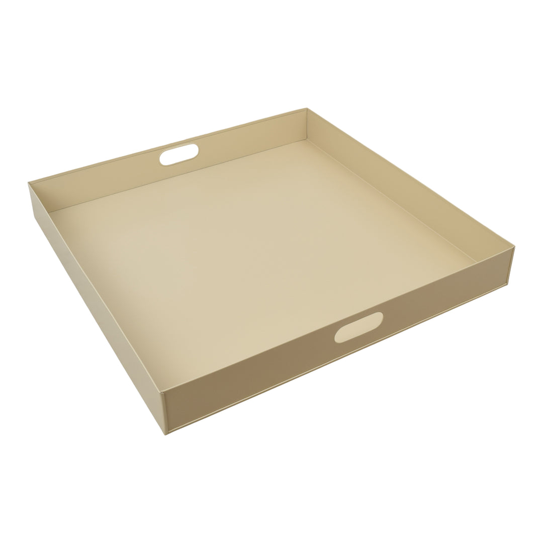 Schuin aanzicht van een vierkant beige metalen dienblad