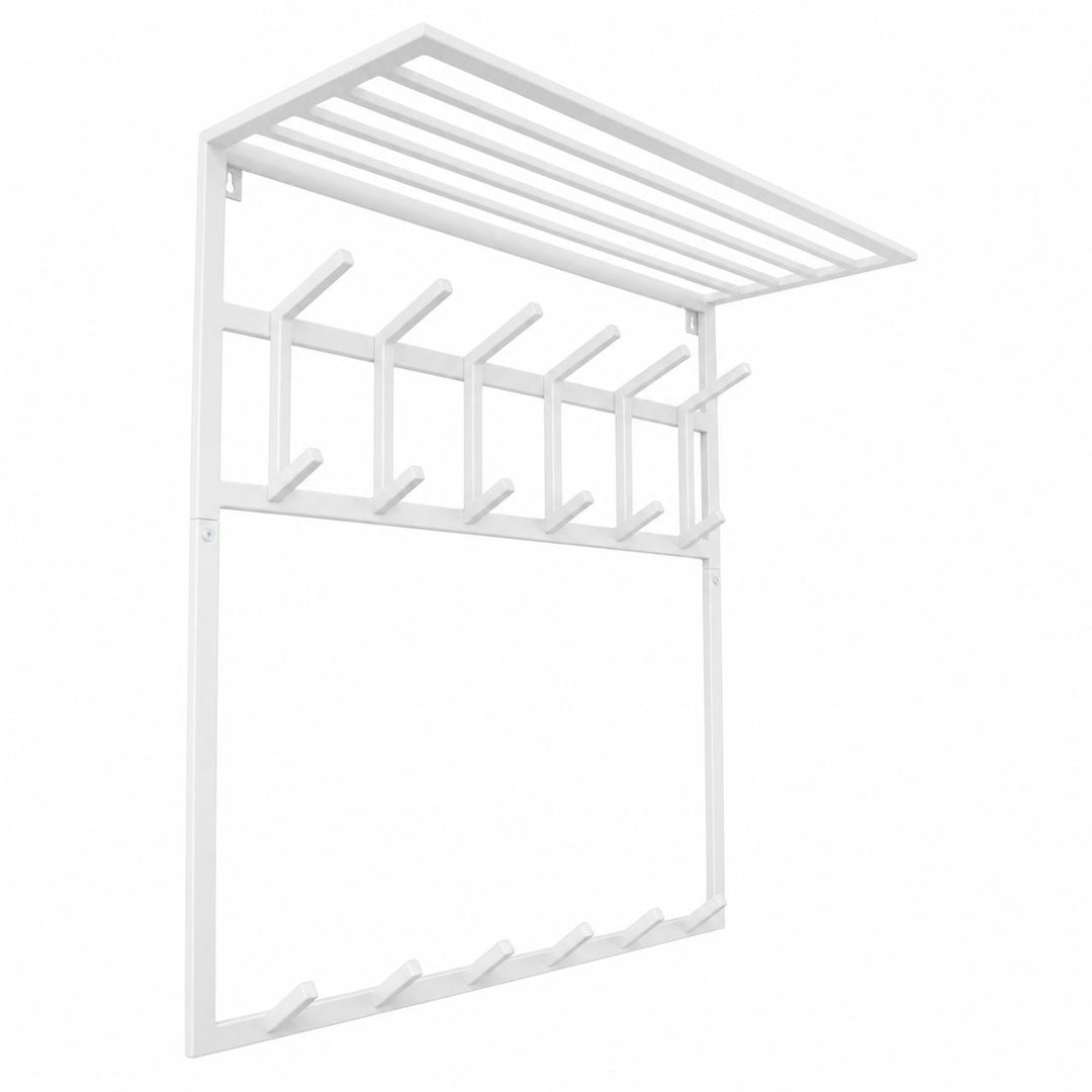 Een zwart metalen dienblad met organische vorm.