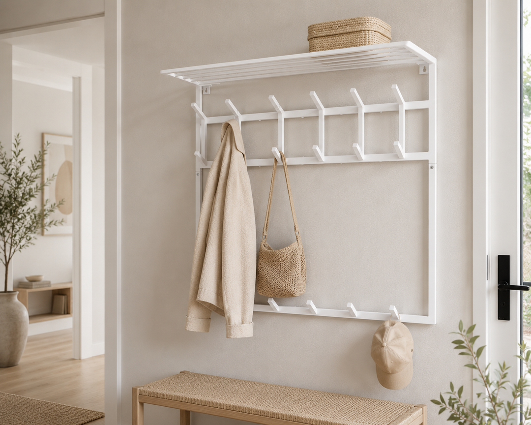 Modern wit wandrek met haken in een hal.